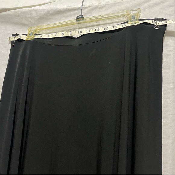 Black skirt - Picture 3 of 7